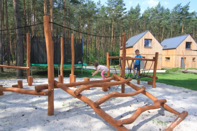 drewniany plac zabaw